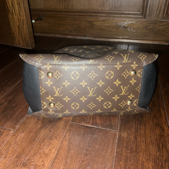 Beautiful Louis Vuitton Gaia. - Picture 6 of 13